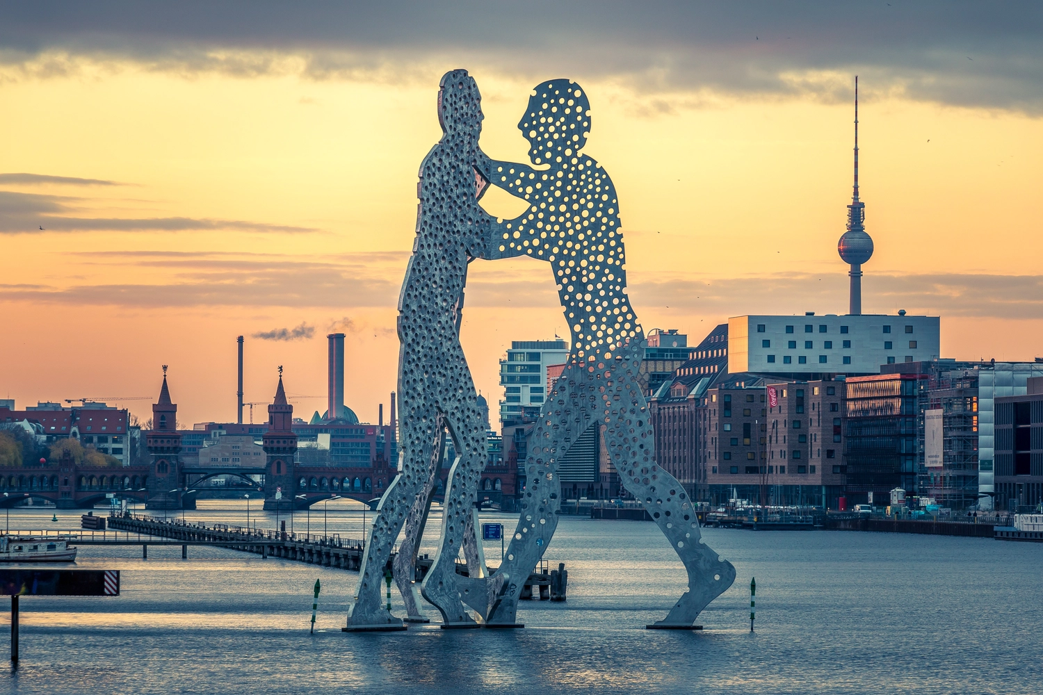 Olschewski & Schade – Immobilienverwaltung – Berühmte Skulptur „Molekulare Männer“ in Berlin – BERLIN, DEUTSCHLAND – 11. MÄRZ 2021
